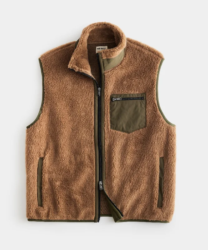 Solid Adirondack Fleece Vest in Camel